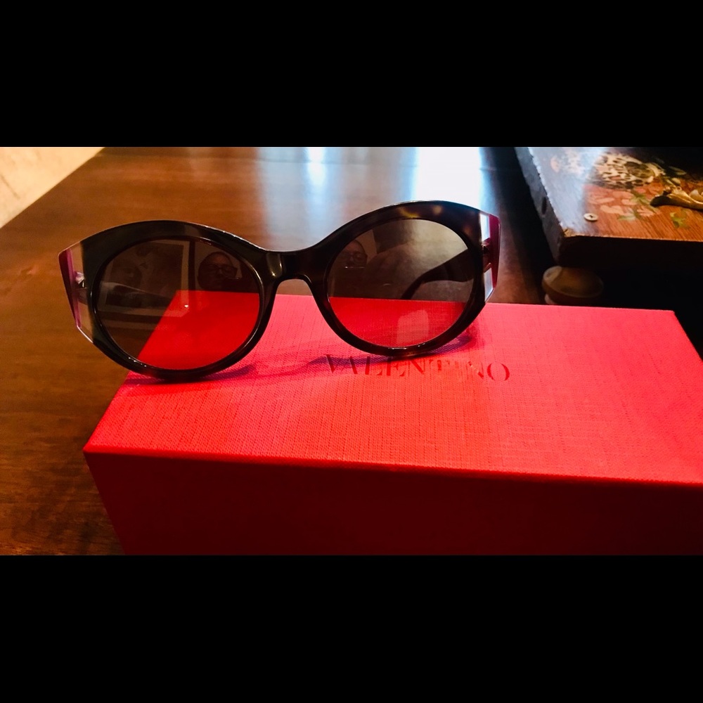 Beautiful authentic Valentino Burgandy Tortoise Shell Sunglasses-New in Box